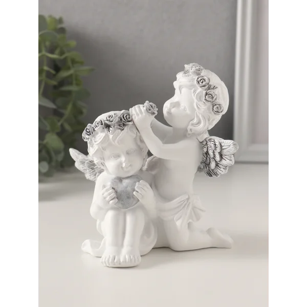 Фигурка Ангелочки вплетают венок в волосы