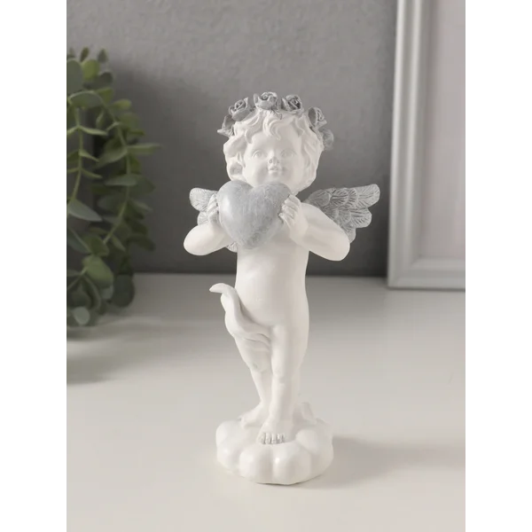 Фигурка Ангелочек с сердцем в руках