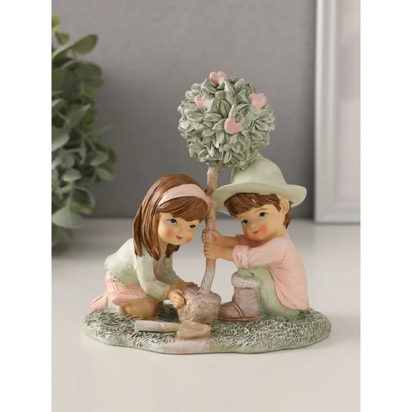 Фигурка Малыши сажают деревце